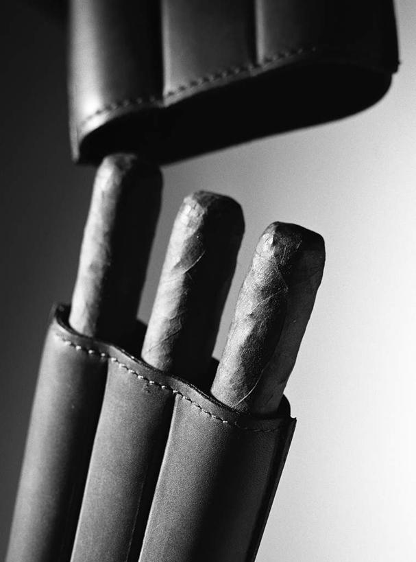 无人,竖图,俯视,黑白,室内,特写,白天,静物,灰色背景,朦胧,模糊,纸盒,盒子,排列,三个,包装盒,雪茄,摄影,影棚,高角度拍摄,影棚拍摄,拍摄