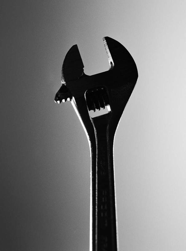 无人,竖图,俯视,黑白,室内,特写,白天,静物,连接,灰色背景,组合,朦胧,模糊,工具,背光,一个,摄影,影棚,单个,扳手,链接,五金,紧固,拼接,拼凑,逆光,拼合,凑集,聚合,撮合,链结,牢固,扳头,活动扳手,高角度拍摄,影棚拍摄,拍摄