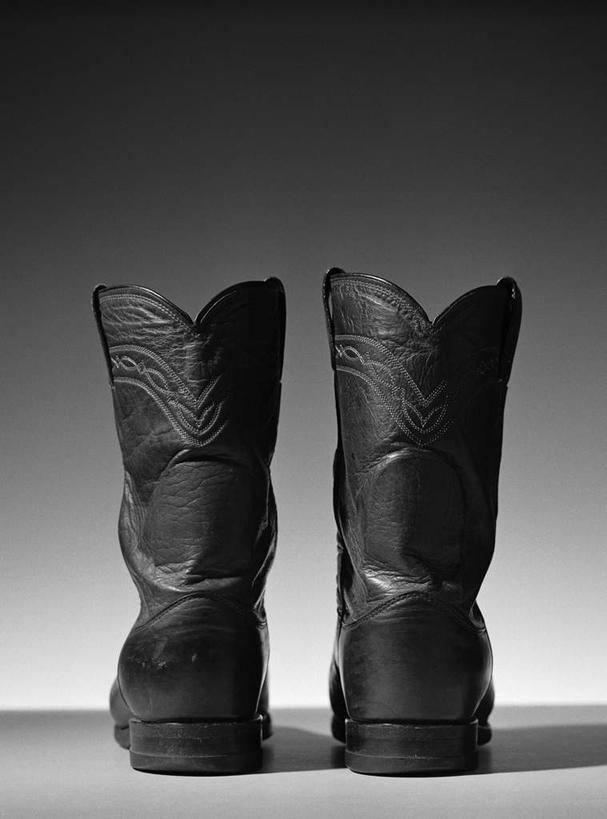 无人,竖图,俯视,黑白,室内,特写,白天,静物,鞋子,一双,灰色背景,朦胧,模糊,皮革,皮质,摄影,影棚,高角度拍摄,影棚拍摄,皮鞋,拍摄