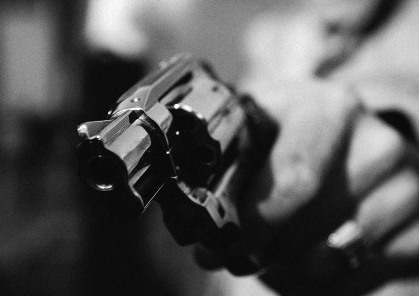 西方人,手,一个人,竖图,黑白,室内,特写,白天,正面,竞争,欧洲,欧洲人,仅一个男性,仅一个人,一把,对抗,握,朦胧,模糊,冲突,枪,拿,拿着,破坏,仅一个年轻男性,手部,武器,战争,握着,手枪,损坏,攻击,威胁,对立,矛盾,兵器,防御,敌对,挫败,斗争,抗拒,抗衡,杀伤,威慑,危险,男人,男性,年轻男性,白种人,半身