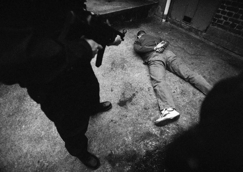 西方人,两个人,竖图,俯视,黑白,室内,白天,竞争,欧洲,欧洲人,一把,对抗,指,朦胧,模糊,冲突,枪,方向,破坏,绑,趴着,武器,战争,捆绑,损坏,指向,攻击,威胁,对立,矛盾,兵器,防御,冲锋枪,敌对,挫败,斗争,抗拒,抗衡,杀伤,威慑,危险,男人,男性,年轻男性,白种人,趴,半身,高角度拍摄