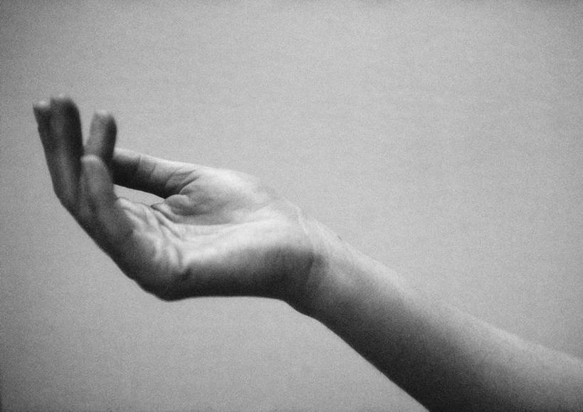 西方人,手,一个人,举,横图,黑白,室内,特写,白天,正面,欧洲,欧洲人,仅一个男性,仅一个人,摊开,仅一个年轻男性,手势,托,手部,祈求,乞讨,男人,男性,年轻男性,白种人,举起,举手,举着,向上举,向上伸,向上托,半身