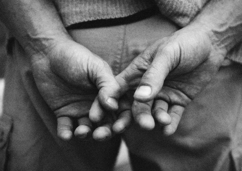 西方人,手,一个人,拉,摸,横图,黑白,室内,白天,欧洲,欧洲人,仅一个男性,仅一个人,抚摸,休闲装,仅一个年轻男性,背面,灰色,休闲,手部,休闲服,扯,男人,男性,年轻男性,白种人,触摸,接触,半身