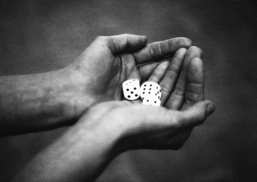 西方人,手,一个人,捧,摸,横图,俯视,黑白,室内,特写,白天,游戏,赌博,贪欲,竞争,玩具,欧洲,欧洲人,仅一个男性,仅一个人,朦胧,模糊,骰子,玩,娱乐,刺激,仅一个年轻男性,三个,休闲,手部,活动,发泄,消遣,智力,赌具,色子,投机,侥幸,欲望,投子,宣泄,男人,男性,年轻男性,白种人,触摸,端,端着,接触,捧着,手捧,玩耍,嬉戏,半身,高角度拍摄,胜负,输赢