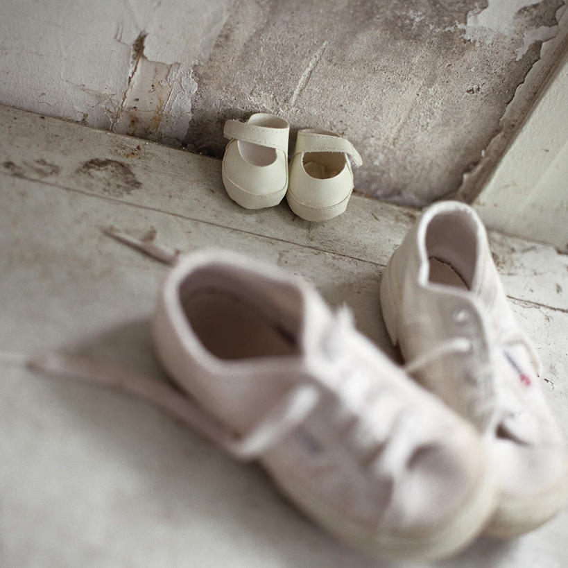 无人,方图,俯视,室内,白天,运动鞋,鞋子,阴影,朦胧,模糊,破碎,光线,影子,墙,地面,两双,破损,墙壁,墙面,阳光,靠,靠着,倚靠,倚着,彩图,高角度拍摄