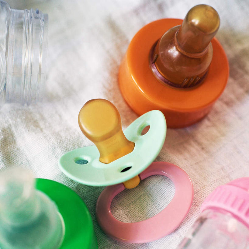 无人,方图,俯视,室内,特写,白天,桌面,阴影,朦胧,模糊,光线,奶瓶,影子,三个,一个,粉色,绿色,阳光,橙色,单个,奶嘴,彩图,高角度拍摄