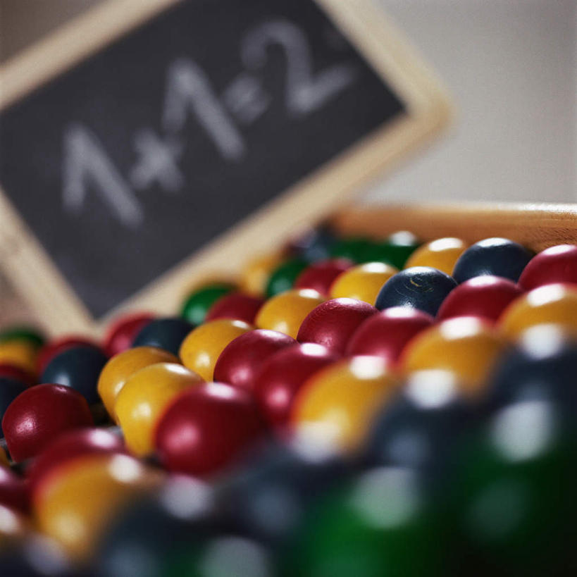 无人,方图,俯视,室内,特写,白天,算盘,一块,一排,许多,阴影,朦胧,模糊,整齐,光线,计算,科学,标志,符号,数字,影子,字符,字母,办公用品,标识,排列,一个,黄色,红色,绿色,阳光,黑板,球体,理财,财务,单个,算珠,队列,数学,算数,彩图,高角度拍摄