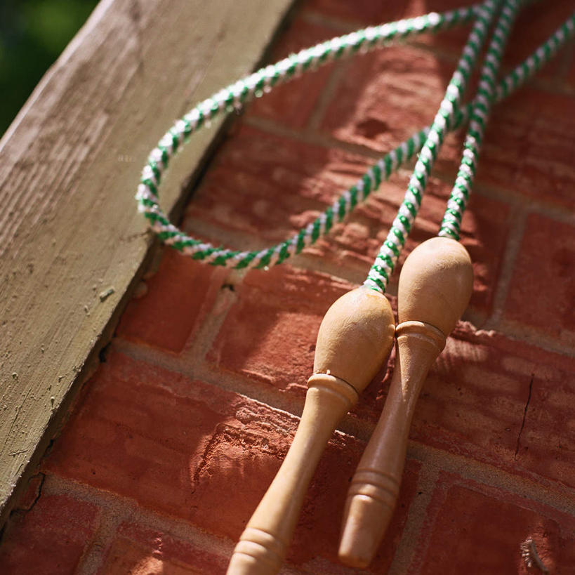 无人,跳绳,方图,室内,特写,白天,正面,锻炼,运动,一根,悬挂,阴影,朦胧,模糊,光线,影子,墙,墙壁,墙面,红色,阳光,绳子,手柄,绳索,体育,彩图,健身