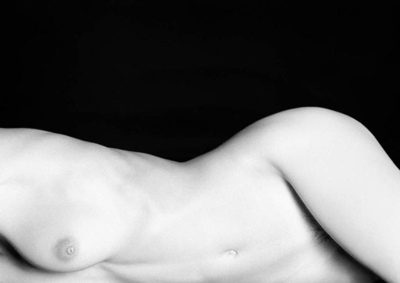 西方人,胸,臀部,腿部,腿,一个人,躺,横图,黑白,室内,白天,侧面,性感,欧洲,欧洲人,仅一个年轻女性,仅一个女性,仅一个人,黑色背景,裸露,摄影,影棚,赤裸,裸,卧着,年轻女性,女人,女性,白种人,屁股,胸部,躺着,卧,半身,影棚拍摄,拍摄