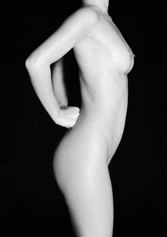 西方人,手,胸,臀部,一个人,站,竖图,黑白,室内,白天,侧面,性感,欧洲,欧洲人,仅一个年轻女性,仅一个女性,仅一个人,黑色背景,裸露,站着,手部,摄影,影棚,赤裸,裸,背手,年轻女性,女人,女性,白种人,屁股,手臂,胸部,站立,半身,影棚拍摄,拍摄