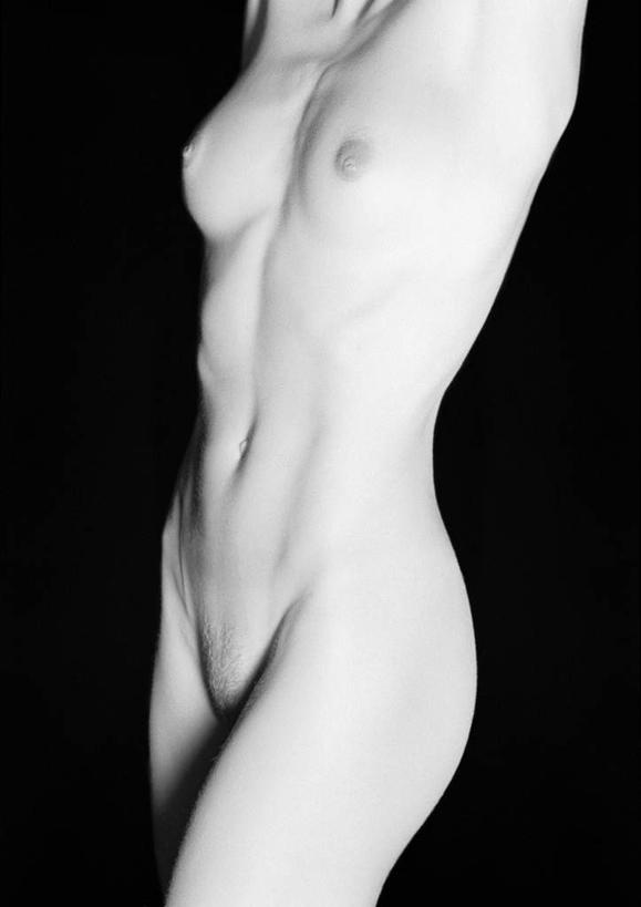 西方人,胸,腹部,臀部,腿部,腿,一个人,站,竖图,黑白,室内,白天,正面,性感,欧洲,欧洲人,仅一个年轻女性,仅一个女性,仅一个人,黑色背景,裸露,站着,摄影,影棚,赤裸,裸,年轻女性,女人,女性,白种人,腹,肚子,屁股,胸部,站立,半身,影棚拍摄,拍摄