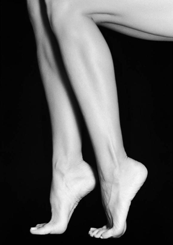 西方人,腿部,脚,脚趾,脚后跟,脚背,踝,腿,一个人,坐,竖图,黑白,室内,白天,侧面,性感,欧洲,欧洲人,仅一个年轻女性,仅一个女性,仅一个人,黑色背景,裸露,摄影,影棚,赤裸,踮,裸,踮着,年轻女性,女人,女性,白种人,脚底,坐着,半身,影棚拍摄,拍摄