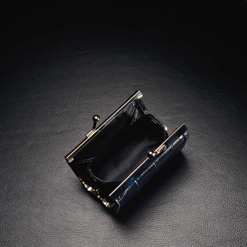 无人,方图,俯视,室内,特写,白天,桌子,静物,阴影,黑色背景,反射,影子,皮夹子,钱包,零钱包,皮夹,彩图,高角度拍摄