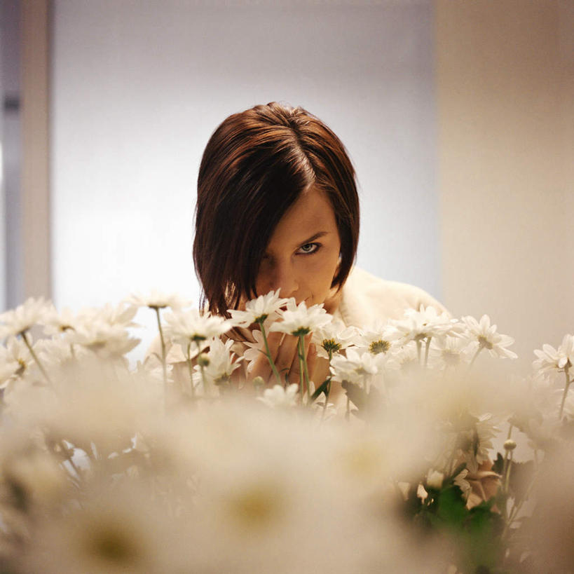 西方人,一个人,站,方图,室内,特写,白天,正面,欧洲,欧洲人,仅一个年轻女性,仅一个女性,仅一个人,许多,盛开,墙,玛格丽特,花蕾,注视,墙壁,墙面,雏菊,花,花瓣,花朵,鲜花,白色,花苞,花蕊,看,站着,菊花,观看,关注,凶恶,延命菊,幸福花,春菊,马兰头花,年轻女性,女人,女性,白种人,站立,半身,彩图