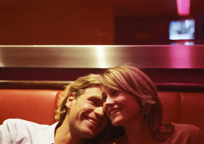 西方人,两个人,坐,笑,微笑,露齿笑,横图,室内,白天,正面,沙发,欧洲,欧洲人,墙,墙壁,墙面,靠,靠着,倚靠,倚着,布艺沙发,男人,男性,年轻男性,年轻女性,女人,女性,白种人,坐着,半身,彩图