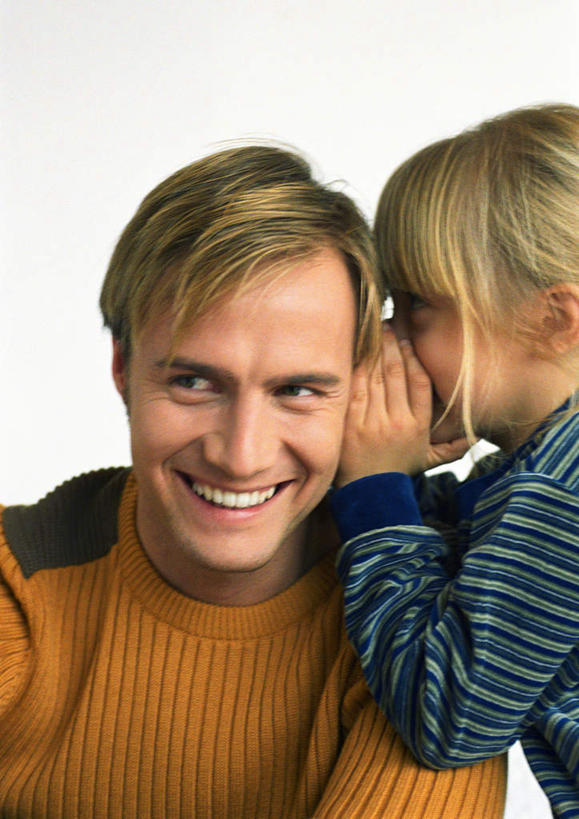 西方人,儿童,两个人,家庭,父亲,儿子,站,坐,笑,说,微笑,露齿笑,竖图,室内,白天,白色背景,正面,讨论,纯洁,欧洲,欧洲人,小孩,站着,温暖,温馨,悄悄话,父子,一家人,父爱,可爱,童年,童趣,和睦,童真,烂漫,无邪,交流,天真,男人,男性,年轻男性,女孩,女人,女性,白种人,沟通,讲话,交谈,商讨,说话,谈话,站立,坐着,半身,彩图,融洽,女生