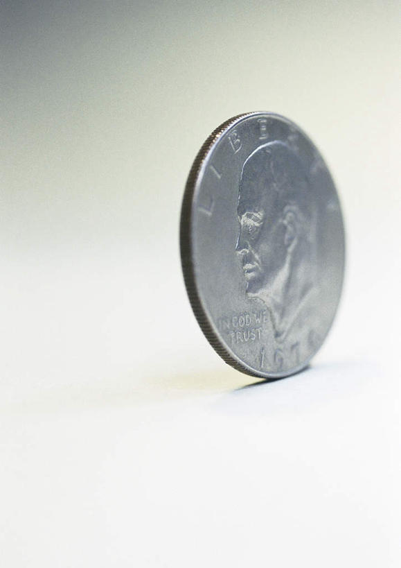 无人,竖图,俯视,室内,特写,白天,白色背景,钱,静物,竖立,钱币,一枚,金融,摄影,影棚,经济,流通,贸易,货币,现金,硬币,彩图,高角度拍摄,影棚拍摄,拍摄