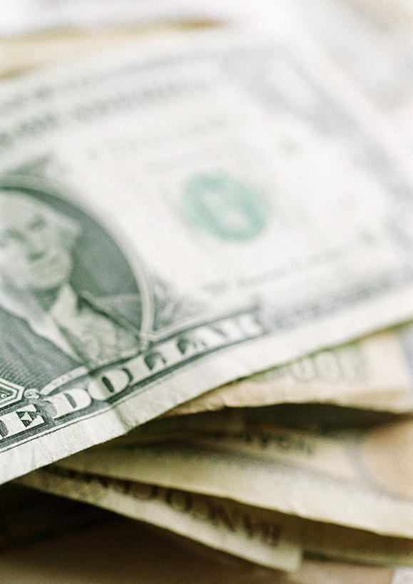 无人,竖图,俯视,室内,特写,白天,白色背景,钱,美元,静物,一堆,许多,堆叠,堆积,朦胧,模糊,钱币,图案,美金,钞票,金融,纸币,摄影,影棚,经济,堆,流通,纸钞,贸易,货币,现金,彩图,高角度拍摄,影棚拍摄,拍摄