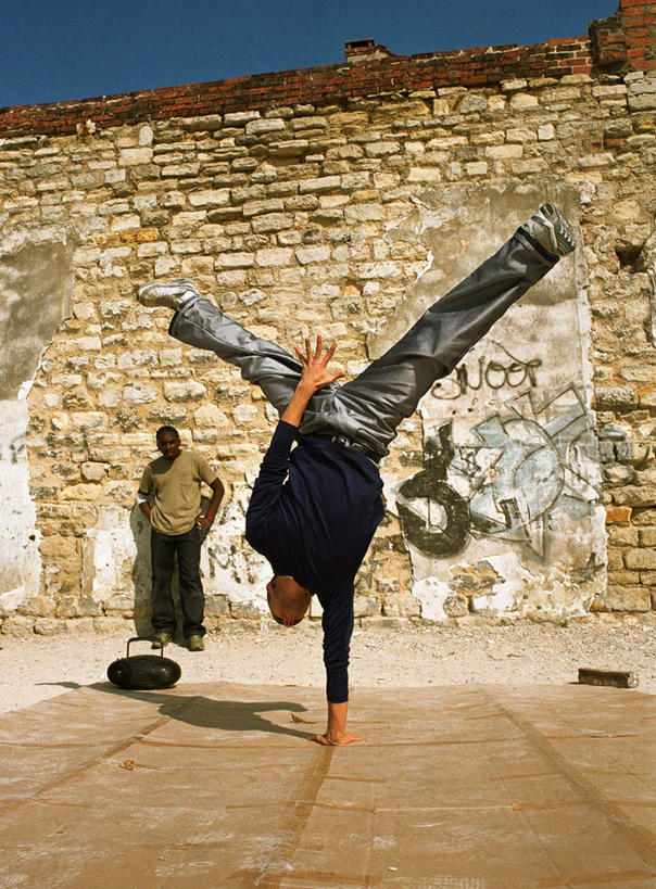 西方人,两个人,伙伴,朋友,站,竖图,室外,白天,正面,锻炼,陶醉,跳舞,快乐,友谊,运动,欧洲,非洲,黑人,欧洲人,倒立,阴影,光线,影子,墙,地面,音乐,音乐播放器,墙壁,墙面,蓝色,蓝天,天空,阳光,天,站着,享受,晴朗,张开双腿,街舞,嘻哈,室外运动,户外运动,舞姿,万里无云,友情,男人,男性,年轻男性,非洲人,晴空,晴空万里,站立,彩图,全身,健身,舞蹈,播放器,沉醉