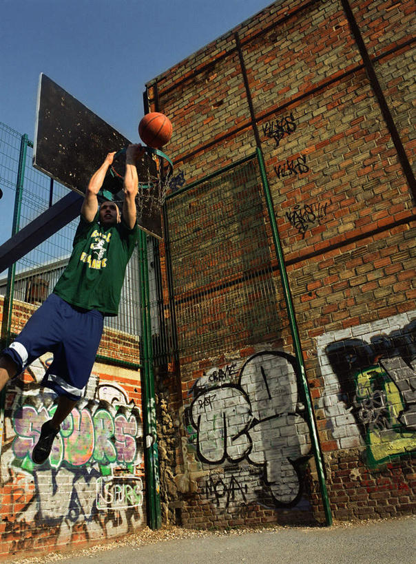 西方人,一个人,跳,举,竖图,室外,白天,仰视,锻炼,运动,篮球,欧洲,非洲,黑人,欧洲人,仅一个男性,仅一个人,篮球架,篮球框,墙,篮球装备,半空,运动器械,墙壁,墙面,仅一个年轻男性,蓝色,蓝天,天空,天,托,健身器械,晴朗,室外运动,健身器材,户外运动,篮球运动,万里无云,男人,男性,年轻男性,非洲人,晴空,晴空万里,举起,举手,举着,跳跃,向上举,向上伸,向上托,彩图,低角度拍摄,全身,健身,涂鸦,运动器材