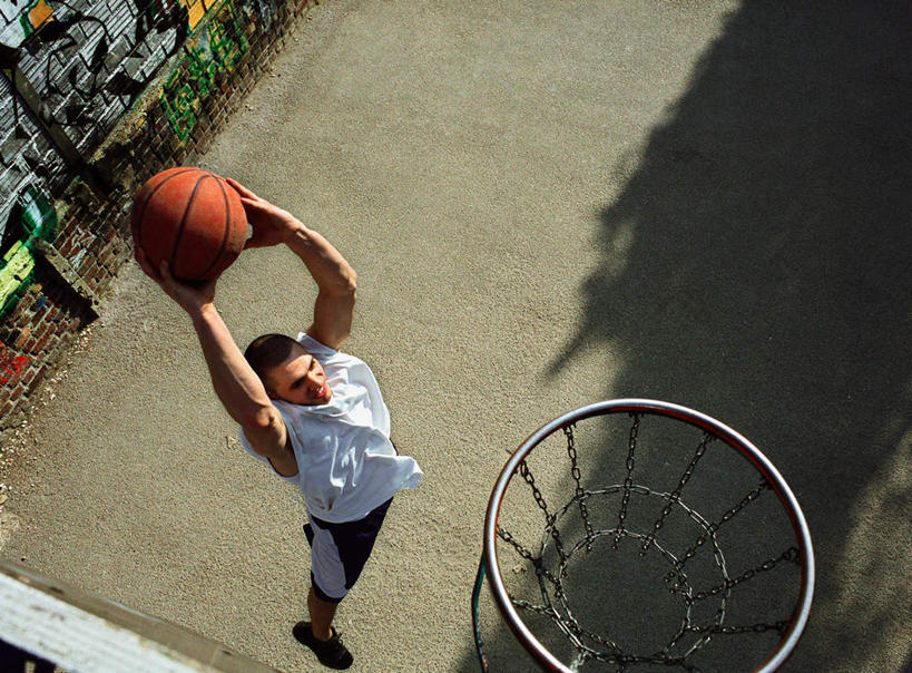 西方人,一个人,跳,举,笑,微笑,露齿笑,横图,俯视,室外,白天,锻炼,运动,篮球,欧洲,非洲,黑人,欧洲人,仅一个男性,仅一个人,阴影,光线,篮球架,篮球框,影子,墙,篮球装备,半空,运动器械,墙壁,墙面,仅一个年轻男性,蓝色,蓝天,天空,阳光,天,托,健身器械,晴朗,室外运动,健身器材,户外运动,篮球运动,万里无云,男人,男性,年轻男性,非洲人,晴空,晴空万里,举起,举手,举着,跳跃,向上举,向上伸,向上托,彩图,高角度拍摄,全身,健身,涂鸦,运动器材