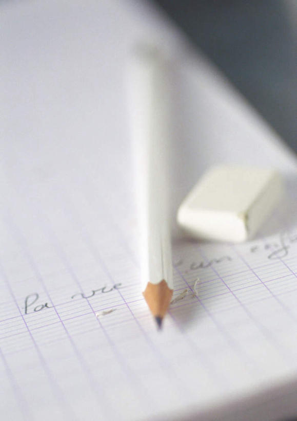 无人,竖图,俯视,室内,白天,桌面,桌子,一排,整齐,笔,方格,格子,办公用品,记事本,文具,排列,白色,本子,笔记本,铅笔,橡皮,学习用品,文具用品,一支,队列,彩图,高角度拍摄