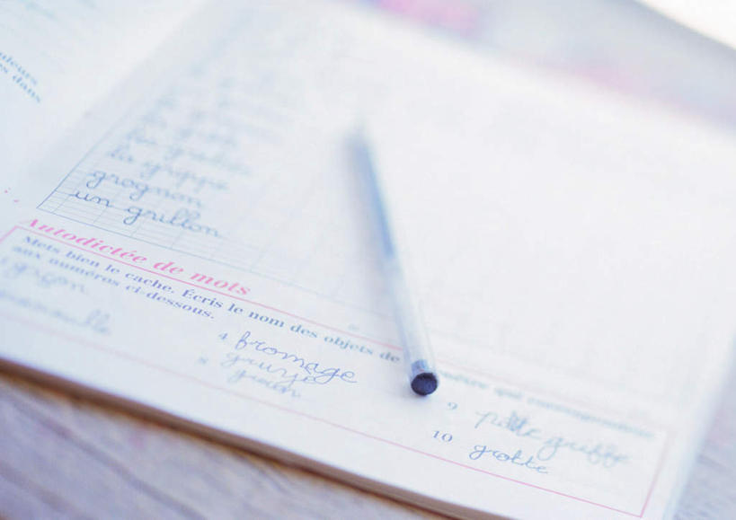 无人,横图,俯视,室内,特写,白天,桌子,静物,朦胧,模糊,笔,办公桌,办公用品,记事本,文具,本子,笔记本,学习用品,放,文具用品,彩图,高角度拍摄