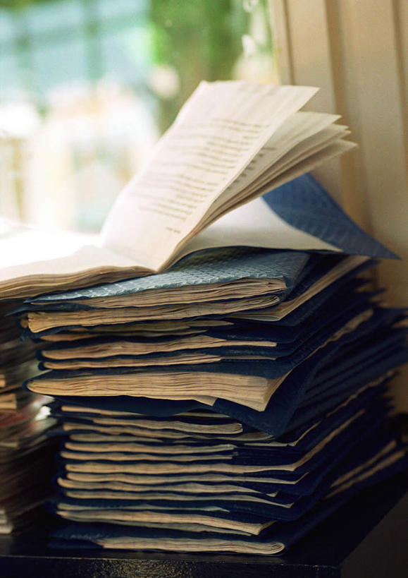 无人,竖图,俯视,室内,白天,窗户,桌子,书籍,一堆,许多,阴影,堆叠,堆积,朦胧,模糊,光线,影子,墙,书桌,玻璃窗,墙壁,墙面,阳光,教科书,课桌,打开,翻开,堆,教材,书,图书,彩图,高角度拍摄