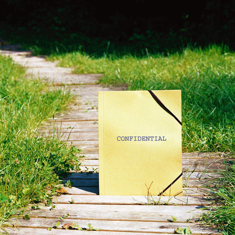 无人,方图,室外,特写,白天,正面,草地,植物,道路,路,静物,一本,阴影,光线,标志,材料,档案,木板,文件,文字,影子,字符,字母,小路,交通,标识,草,绿色,阳光,资料,秘密,文档,机密,重要,彩图