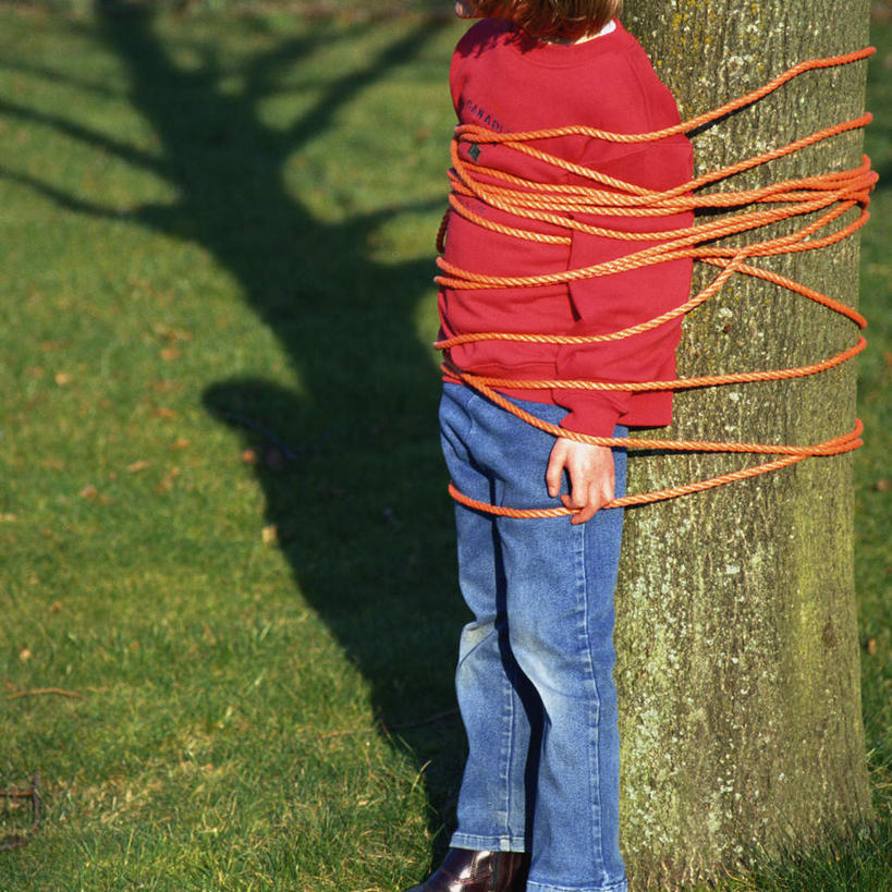 西方人,儿童,一个人,站,方图,俯视,室外,白天,纯洁,草地,草坪,树林,植物,欧洲,欧洲人,仅一个女性,仅一个人,阴影,光线,影子,草,树,树木,小孩,绿色,阳光,自然,绳子,绑,站着,仅一个小孩,可爱,童年,童趣,生长,成长,捆绑,绳索,束缚,限制,童真,烂漫,无邪,天真,女孩,女人,女性,白种人,孩子,站立,半身,彩图,高角度拍摄,女生