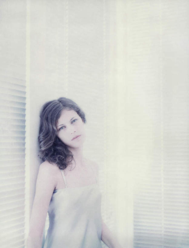 西方人,一个人,站,竖图,室内,白天,侧面,窗户,欧洲,欧洲人,仅一个年轻女性,仅一个女性,仅一个人,百叶窗,墙,注视,墙壁,墙面,看,靠,靠着,倚靠,站着,观看,倚着,关注,年轻女性,女人,女性,白种人,长发,卷发,站立,半身,彩图