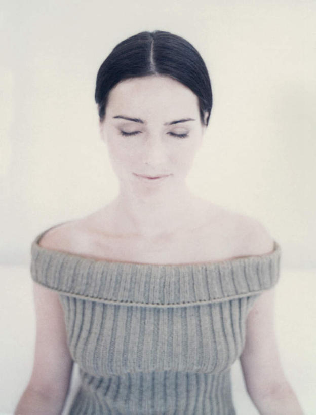 西方人,一个人,坐,闭眼,竖图,室内,白天,白色背景,正面,晚礼服,欧洲,欧洲人,仅一个年轻女性,仅一个女性,仅一个人,摄影,影棚,年轻女性,女人,女性,白种人,闭眼睛,闭着眼,闭着眼睛,坐着,半身,彩图,影棚拍摄,晚宴服,舞会服,洋服,洋装,夜礼服,拍摄