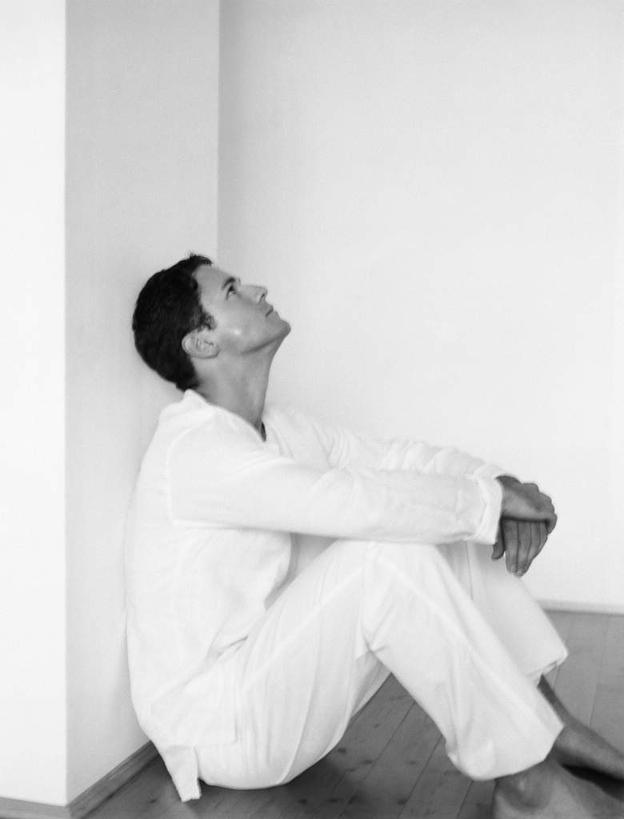 西方人,一个人,坐,竖图,黑白,室内,白天,侧面,地板,欧洲,欧洲人,仅一个男性,仅一个人,抱腿,睡衣,墙,地面,抬腿,注视,木地板,墙壁,墙面,仅一个年轻男性,白色,看,关注,男人,男性,年轻男性,白种人,抬头,仰头,坐着,半身