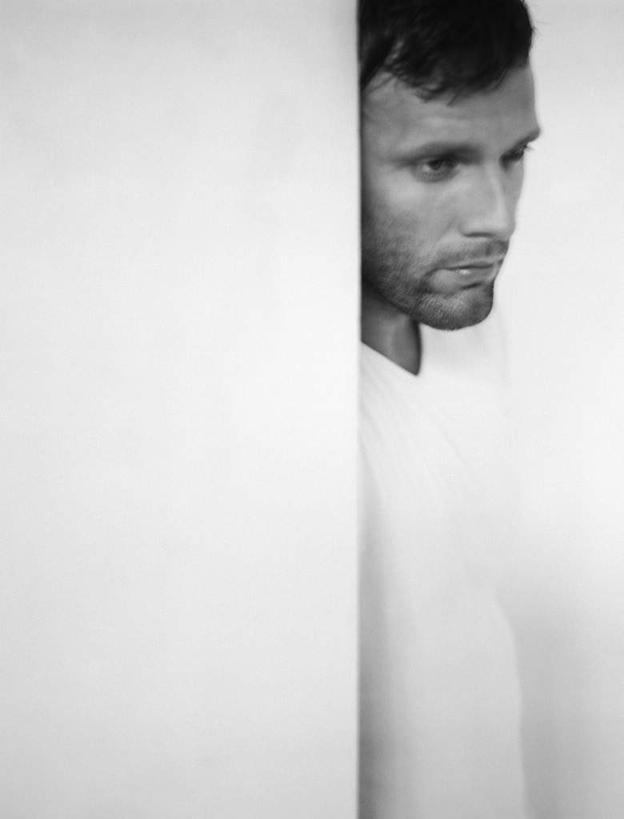 西方人,一个人,站,竖图,黑白,室内,白天,侧面,T恤衫,欧洲,欧洲人,仅一个男性,仅一个人,墙,T恤,注视,墙壁,墙面,仅一个年轻男性,看,靠,靠着,倚靠,站着,观看,倚着,关注,男人,男性,年轻男性,白种人,站立,半身