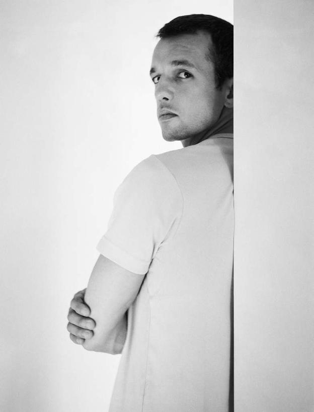 西方人,一个人,站,双手交叉,竖图,黑白,室内,白天,T恤衫,欧洲,欧洲人,仅一个男性,仅一个人,墙,T恤,注视,墙壁,墙面,仅一个年轻男性,背面,回头,看,站着,转头,观看,双手抱胸,关注,男人,男性,年轻男性,白种人,站立,半身