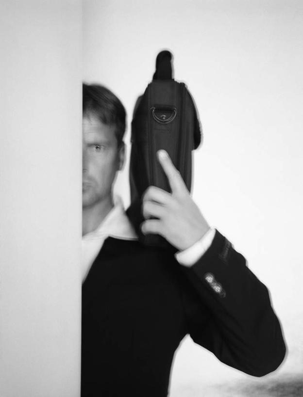 西方人,一个人,商务人士,商务男性,站,竖图,黑白,室内,白天,白色背景,正面,衬衫,欧洲,欧洲人,仅一个男性,仅一个人,握,套装,包,皮包,墙,拿,拿着,墙壁,墙面,仅一个年轻男性,扛,站着,握着,摄影,影棚,单肩包,商务装,工薪阶层,扛在肩上,男人,男性,年轻男性,白种人,白领,上班族,站立,半身,影棚拍摄,衬衣,拍摄