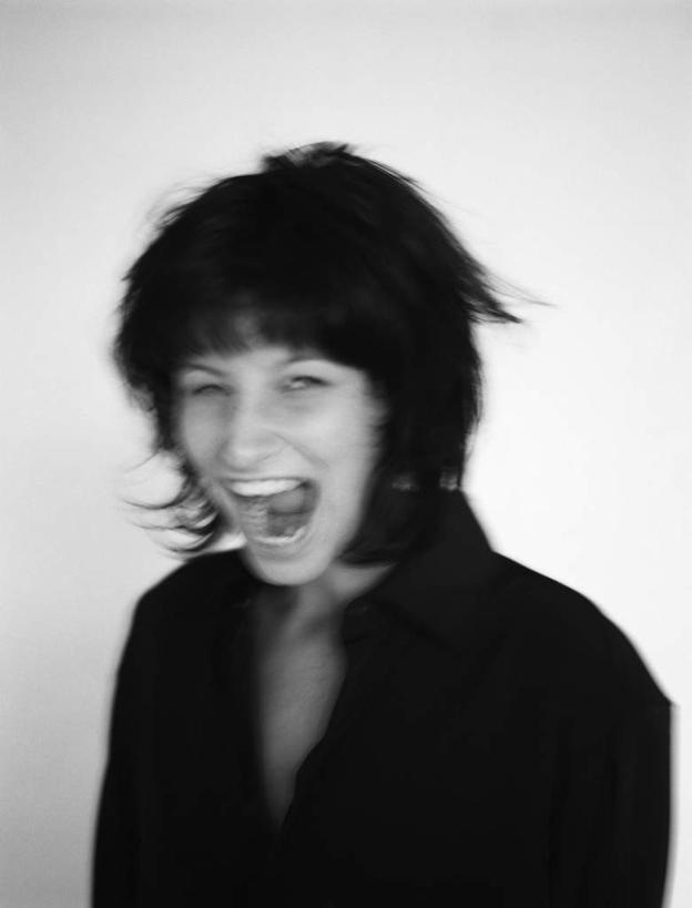 西方人,一个人,站,笑,大笑,竖图,黑白,室内,白天,白色背景,正面,兴奋,欧洲,欧洲人,仅一个年轻女性,仅一个女性,仅一个人,注视,看,站着,张嘴,摄影,影棚,观看,关注,张大嘴巴,哈哈大笑,年轻女性,女人,女性,白种人,张开嘴,站立,半身,影棚拍摄,高兴,狂笑,拍摄