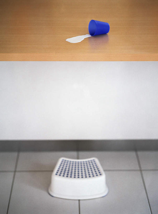 牛奶,无人,竖图,俯视,室内,白天,地板,静物,杯子,一排,许多,整齐,瓷砖,地砖,方格,凳子,地面,饮品,营养,木地板,饮料,排列,一个,蓝色,白色,塑料制品,单个,塑料杯,圆孔,乳制品,奶,队列,溢出,安神,彩图,高角度拍摄