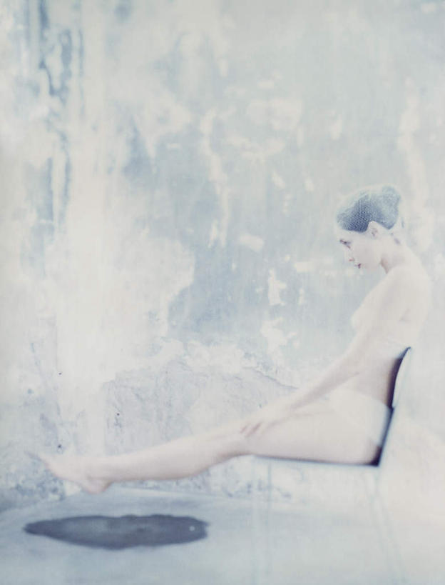 西方人,头发,一个人,坐,笑,摸,微笑,竖图,室内,白天,侧面,化妆,美容,椅子,欧洲,欧洲人,仅一个年轻女性,仅一个女性,仅一个人,一把,抚摸,花纹,内衣,装饰,纹路,束发带,纹理,木椅,墙,地面,抬腿,注视,墙壁,墙面,一个,衣服,黄色,蓝色,白色,彩妆,低头,观察,看,靠,靠着,倚靠,赤脚,单个,观看,点缀,察看,倚着,关注,年轻女性,女人,女性,白种人,触摸,接触,坐着,彩图,全身,头带