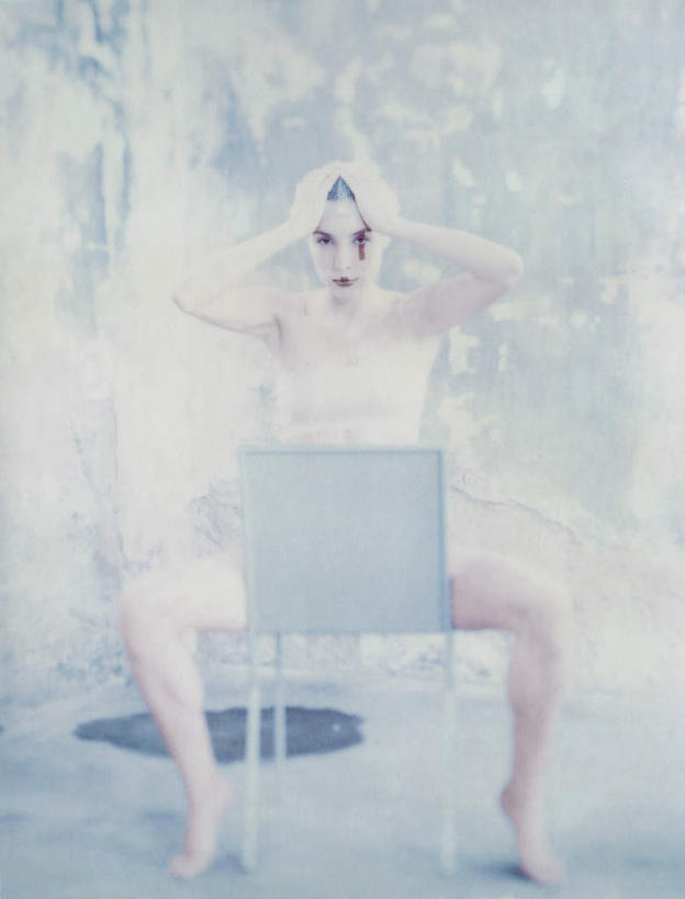 西方人,头发,一个人,坐,举,摸,竖图,室内,白天,正面,化妆,美容,椅子,欧洲,欧洲人,仅一个年轻女性,仅一个女性,仅一个人,一把,抚摸,花纹,内衣,装饰,纹路,束发带,纹理,木椅,墙,注视,墙壁,墙面,一个,衣服,黄色,红色,白色,彩妆,观察,看,托,赤脚,单个,观看,点缀,察看,关注,年轻女性,女人,女性,白种人,触摸,接触,举起,举手,举着,向上举,向上伸,向上托,坐着,彩图,全身,头带