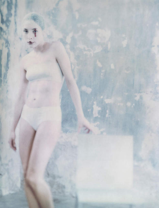 西方人,头发,一个人,站,笑,摸,微笑,露齿笑,竖图,室内,白天,正面,化妆,美容,椅子,欧洲,欧洲人,仅一个年轻女性,仅一个女性,仅一个人,一把,撑,抚摸,花纹,内衣,装饰,纹路,束发带,纹理,木椅,墙,注视,墙壁,墙面,一个,衣服,黄色,白色,彩妆,观察,看,站着,单个,观看,点缀,察看,撑着,关注,年轻女性,女人,女性,白种人,触摸,接触,站立,半身,彩图,头带