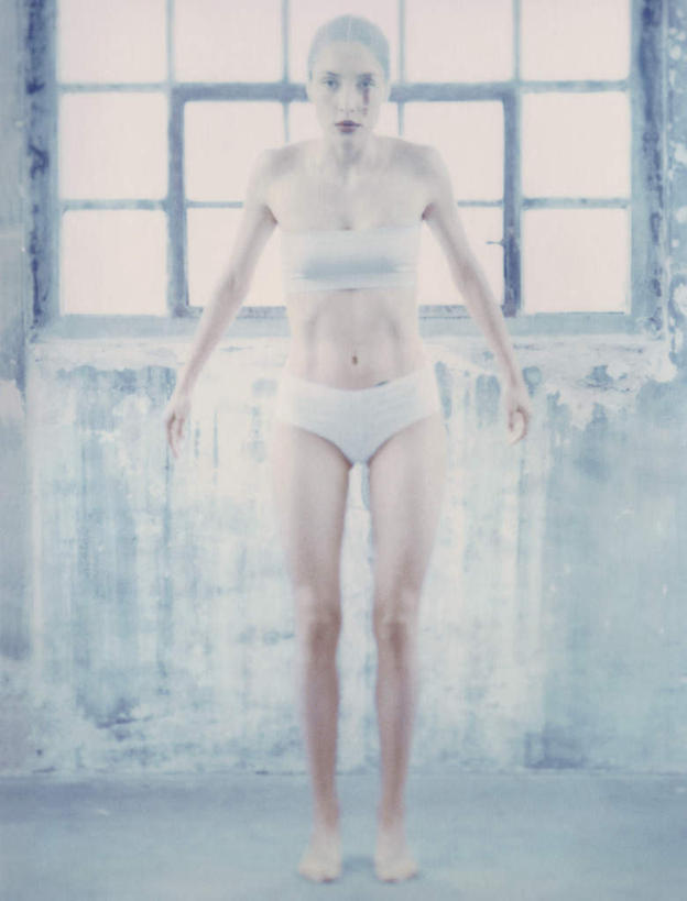 西方人,头发,一个人,站,伸展双臂,笑,微笑,露齿笑,竖图,室内,白天,正面,化妆,美容,窗户,欧洲,欧洲人,仅一个年轻女性,仅一个女性,仅一个人,一排,许多,花纹,内衣,整齐,装饰,纹路,方格,束发带,纹理,墙,注视,玻璃窗,墙壁,墙面,排列,一个,衣服,黄色,白色,彩妆,观察,看,站着,单个,观看,点缀,察看,队列,关注,年轻女性,女人,女性,白种人,敞开双臂,伸开双臂,展开双肩,站立,张开手臂,张开双臂,彩图,全身,头带