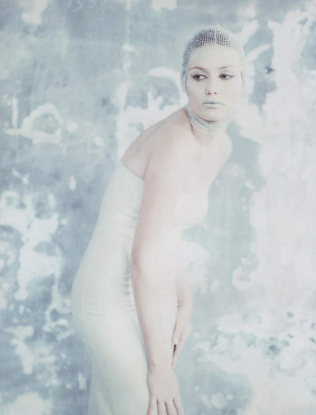 西方人,头发,一个人,站,笑,摸,微笑,竖图,室内,白天,侧面,裙子,化妆,美容,欧洲,欧洲人,仅一个年轻女性,仅一个女性,仅一个人,抚摸,弯腰,花纹,连衣裙,装饰,纹路,束发带,纹理,墙,银色,注视,墙壁,墙面,一个,黄色,白色,彩妆,观察,看,站着,转头,单个,观看,点缀,察看,关注,弯身,年轻女性,女人,女性,白种人,触摸,接触,站立,半身,彩图,头带