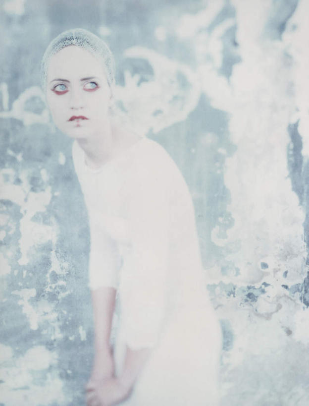 西方人,头发,一个人,站,摸,竖图,室内,白天,侧面,裙子,化妆,美容,欧洲,欧洲人,仅一个年轻女性,仅一个女性,仅一个人,撑,抚摸,弯腰,花纹,连衣裙,装饰,纹路,束发带,纹理,墙,注视,墙壁,墙面,一个,黄色,红色,白色,彩妆,观察,看,站着,转头,单个,观看,点缀,察看,撑着,关注,弯身,年轻女性,女人,女性,白种人,触摸,接触,站立,半身,彩图,头带