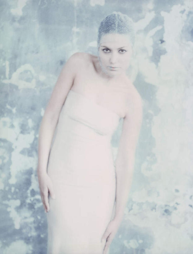 西方人,头发,一个人,站,笑,摸,微笑,露齿笑,竖图,室内,白天,正面,裙子,欧洲,欧洲人,仅一个年轻女性,仅一个女性,仅一个人,抚摸,弯腰,花纹,连衣裙,纹路,束发带,纹理,墙,注视,墙壁,墙面,一个,黄色,白色,观察,看,站着,单个,观看,察看,关注,弯身,年轻女性,女人,女性,白种人,触摸,接触,站立,半身,彩图,头带