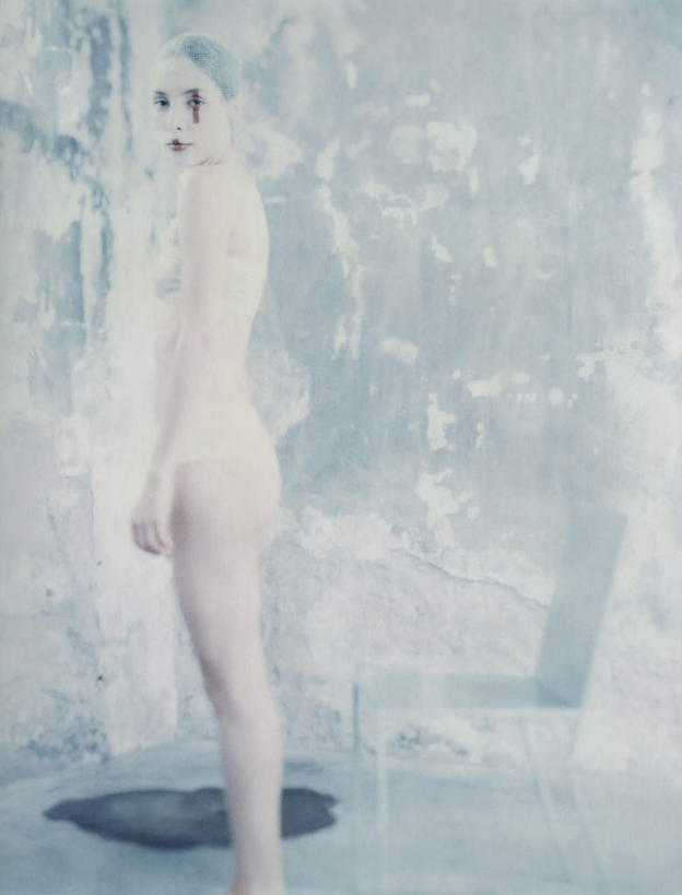 西方人,头发,一个人,站,笑,摸,微笑,竖图,室内,白天,侧面,化妆,美容,欧洲,欧洲人,仅一个年轻女性,仅一个女性,仅一个人,一块,抚摸,花纹,内衣,装饰,纹路,束发带,纹理,墙,地面,注视,墙壁,墙面,一个,衣服,黄色,红色,白色,黑色,彩妆,观察,看,站着,转头,单个,观看,点缀,察看,关注,年轻女性,女人,女性,白种人,触摸,接触,站立,半身,彩图,头带