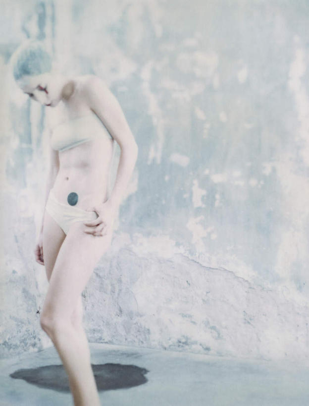 西方人,头发,一个人,站,摸,竖图,室内,白天,正面,化妆,美容,欧洲,欧洲人,仅一个年轻女性,仅一个女性,仅一个人,一块,抚摸,弯腰,花纹,内衣,装饰,纹路,束发带,纹理,墙,地面,注视,墙壁,墙面,一个,衣服,黄色,红色,白色,黑色,彩妆,低头,观察,看,站着,单个,观看,点缀,察看,关注,弯身,年轻女性,女人,女性,白种人,触摸,接触,站立,半身,彩图,头带