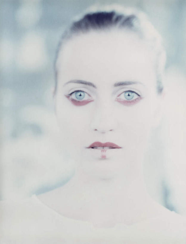 西方人,脸,头,脸颊,头发,一个人,笑,微笑,竖图,室内,特写,白天,正面,化妆,美容,欧洲,欧洲人,仅一个年轻女性,仅一个女性,仅一个人,花纹,装饰,纹路,纹理,墙,注视,墙壁,墙面,黄色,红色,白色,彩妆,观察,看,观看,点缀,察看,关注,年轻女性,女人,女性,白种人,头部,脸部,脸蛋,面部,半身,彩图,头带