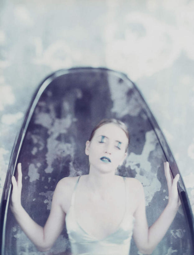 西方人,头发,一个人,坐,闭眼,笑,摸,微笑,竖图,室内,白天,正面,裙子,化妆,美容,椅子,欧洲,欧洲人,仅一个年轻女性,仅一个女性,仅一个人,一把,撑,抚摸,花纹,连衣裙,装饰,纹路,纹理,墙,墙壁,墙面,黄色,绿色,紫色,白色,彩妆,靠,靠着,倚靠,点缀,撑着,倚着,球椅,太空椅,鸡蛋椅,年轻女性,女人,女性,白种人,闭眼睛,闭着眼,闭着眼睛,触摸,接触,坐着,半身,彩图