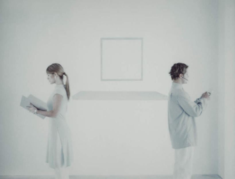 西方人,头发,两个人,伙伴,朋友,站,捧,横图,室内,白天,白色背景,侧面,友谊,竞争,电脑,显示器,鼠标,键盘,欧洲,欧洲人,服装,沮丧,网络,材料,档案,文件,墙,注视,休闲装,输入设备,通讯设备,墙壁,墙面,衣服,黑色,资料,低头,观察,看,站着,休闲,休闲服,台式电脑,背对背,服饰,观看,失望,距离,一台,察看,伤心,关注,反向,文档,通信设备,输出设备,背道而驰,相反,相左,隔阂,友情,男人,男性,年轻男性,年轻女性,女人,女性,白种人,端,端着,捧着,手捧,站立,半身,彩图